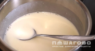 Фото приготовления рецепта: Пышные оладьи на кефире классические - шаг 1