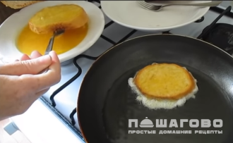 Фото приготовления рецепта: Гренки с яйцом без молока - шаг 2