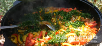 Фото приготовления рецепта: Бигус из свежей капусты с мясом в казане - шаг 10