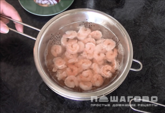 Фото приготовления рецепта: Сметанный салат с креветками и шампиньонами - шаг 2