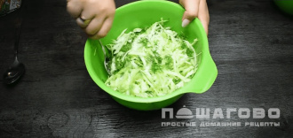 Фото приготовления рецепта: Заливной пирог с капустой на майонезе и сметане - шаг 1