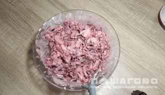 Фото приготовления рецепта: Салат из свеклы с курагой и изюмом - шаг 6