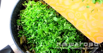 Фото приготовления рецепта: Салат из папоротника соленого - шаг 8