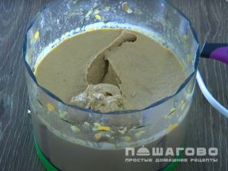 Фото приготовления рецепта: Паштет из куриной печени с чесноком - шаг 4