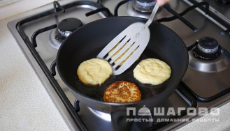 Фото приготовления рецепта: Картофельные оладьи - шаг 4