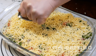 Фото приготовления рецепта: Запеканка из макарон с курицей и сыром - шаг 6