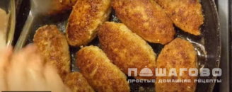 Фото приготовления рецепта: Котлеты из свиного фарша - шаг 3