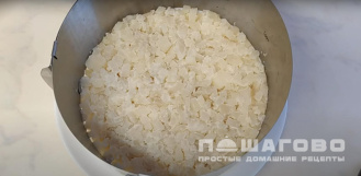 Фото приготовления рецепта: Слоеный салат с копченой курицей, отварным картофелем и грибами - шаг 6