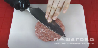 Фото приготовления рецепта: Бифштекс из фарша говядины на сковороде - шаг 6