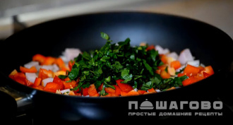 Фото приготовления рецепта: Картофельные корзинки с яйцом (в духовке) - шаг 8