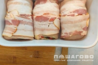 Фото приготовления рецепта: Куриные рулетики в беконе с сыром - шаг 8