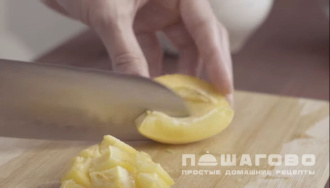 Фото приготовления рецепта: Фруктовый салат с мороженым - шаг 2