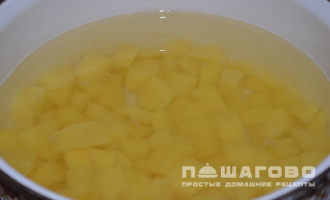 Фото приготовления рецепта: Сливочный крем-суп из шампиньонов и картофеля - шаг 3