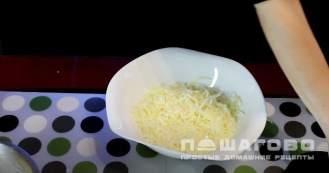 Фото приготовления рецепта: Сырные блины с начинкой из ветчины - шаг 4