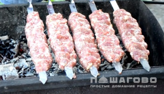 Фото приготовления рецепта: Люля-кебаб из баранины с луком - шаг 3