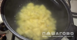 Фото приготовления рецепта: Суп с фрикадельками и плавленым сыром - шаг 8