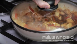 Фото приготовления рецепта: Индейка с овощами, кунжутом и соусом терияки - шаг 7