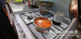 Фото приготовления рецепта: Томатный суп с рисом и зеленью - шаг 14