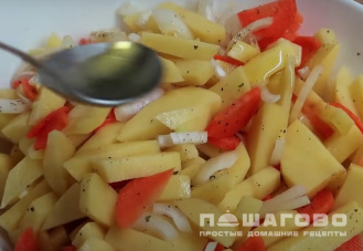 Фото приготовления рецепта: Кижуч с овощами - шаг 2