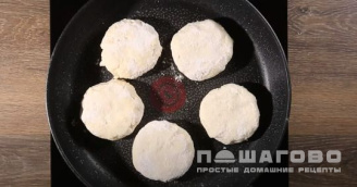 Фото приготовления рецепта: Нежные сырники из рикотты - шаг 4