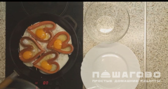 Фото приготовления рецепта: Яичница в форме сердца - шаг 3