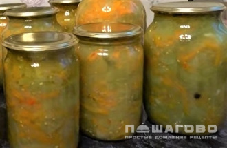 Фото приготовления рецепта: Салат из зеленых помидоров и кабачков в банке - шаг 6