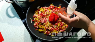 Фото приготовления рецепта: Суп солянка мясная по-домашнему - шаг 8