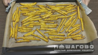 Фото приготовления рецепта: Картофель фри в духовке - шаг 4
