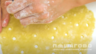 Фото приготовления рецепта: Печенье «Сырные крекеры» - шаг 6