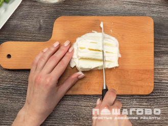 Фото приготовления рецепта: Фруктовый салат с мороженым и клубникой - шаг 2