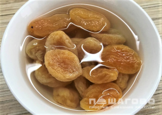 Фото приготовления рецепта: Салат с курагой и грецким орехом - шаг 1