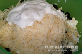 Фото приготовления рецепта: Салат с крабовыми палочками, ананасом и маслинами - шаг 5