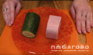 Фото приготовления рецепта: Салат с курагой, черносливом и грецкими орехами - шаг 2
