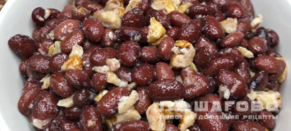 Фото приготовления рецепта: Салат с фасолью и грецкими орехами - шаг 4
