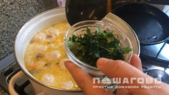 Фото приготовления рецепта: Сырный суп с куриными фрикадельками - шаг 9
