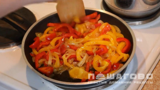 Фото приготовления рецепта: Теплый салат с курицей и стручковой фасолью - шаг 4