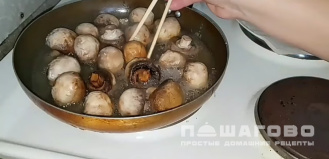 Фото приготовления рецепта: Греческий салат с пекинской капустой и грибами - шаг 1