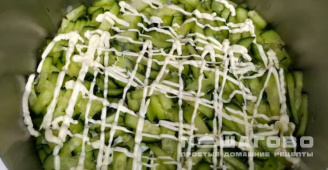 Фото приготовления рецепта: Салат с черносливом и копченой курицей - шаг 5