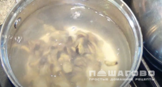 Фото приготовления рецепта: Суп с мидиями - шаг 2