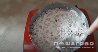 Фото приготовления рецепта: Слоеный салат с грибами и ветчиной - шаг 6