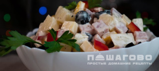 Фото приготовления рецепта: Салат с ананасом и ветчиной - шаг 4