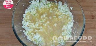 Фото приготовления рецепта: Запеканка из кабачка с зерненым творогом - шаг 5