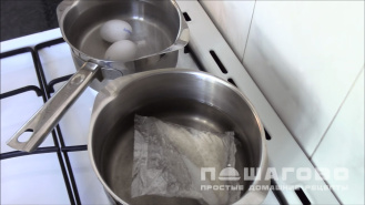 Фото приготовления рецепта: Сметанный салат с креветками и шампиньонами - шаг 1