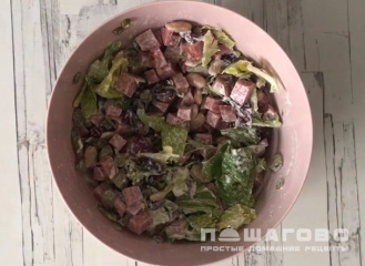 Фото приготовления рецепта: Салат с фасолью, сухариками и колбасой - шаг 4