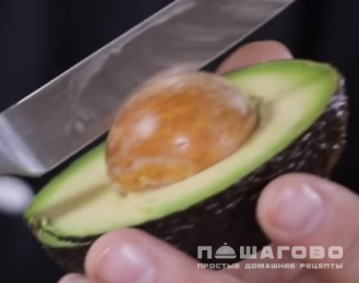Фото приготовления рецепта: Соус из авокадо с чесноком к мясу и птице - шаг 1
