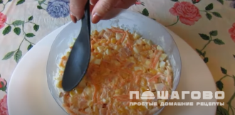 Фото приготовления рецепта: Салат с копченой курицей, морковью по-корейски и кукурузой - шаг 7