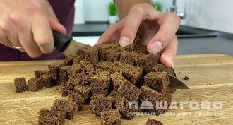 Фото приготовления рецепта: Салат с красной фасолью, кукурузой и сухариками - шаг 1