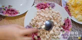 Фото приготовления рецепта: Куриный салат с ананасами - шаг 3