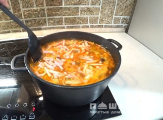 Фото приготовления рецепта: Домашняя солянка с мясным ассорти русская - шаг 9