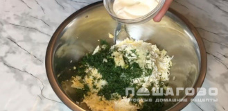 Фото приготовления рецепта: Закуска из крабовых палочек с сыром и зеленью - шаг 4